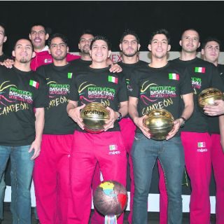 Ayón motiva a sus compañeros a emigrar a Europa