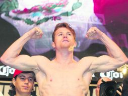 La mayoría de las 12 mil 200 personas que asistieron a la ceremonia de pesaje vitorearon a Saúl Álvarez AP /