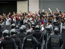Federales encapsulan a decenas de docentes en el Eje Central. En el sitio se encontraban los líderes de las secciones 9 y 22. AFP /