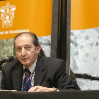 Entregan premio Juan de Mairena a Eduardo Lizalde