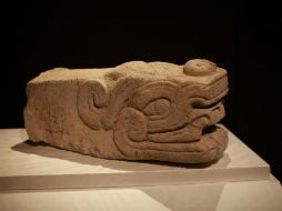 La talla de la cabeza de serpiente data de entre los años 900 y 1200 d.C. AP /