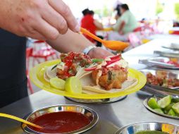 Lo ideal es comer en un lugar tranquilo y tener siempre una bebida a la mano, preferentemente que no sea azucarada. ARCHIVO /