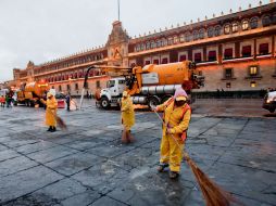 Luego de semanas, el Zócalo capitalino luce limpio y desalojado. SUN /