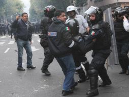 Elementos de la Policía Federal entraron a la plancha del Zócalo capitalino para retirar a los miembros de la CNTE. NTX /