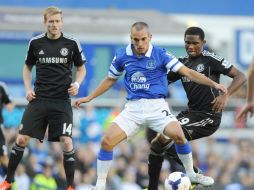 El cuadro londinense (negro) no pudo ante la anotación y el orden defensivo del Everton, en la cuarta fecha de la Premier. EFE /