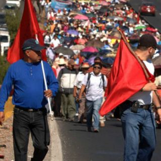 Maestros toman vías y camiones en Oaxaca