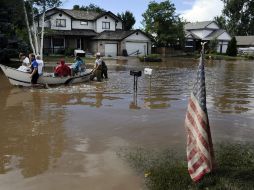 Desde el jueves, intensas lluvias han caído en Colorado, haciendo a sus condados parecer islas. AP /