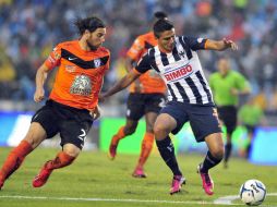 En un partido pasado por agua, los Rayados derrotan por la mínima a los Tuzos. EFE /
