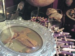 Amparadas. Las pruebas milagrosas de Tita están en un trastero muy antiguo.  /