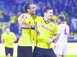 El Borussia Dortmund bombardea a los rivales con la velocidad de Pierre Emerick Aubameyang y la contundencia de Robert Lewandowski. AP /