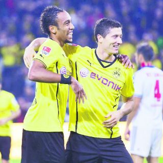 Borussia no suelta la punta