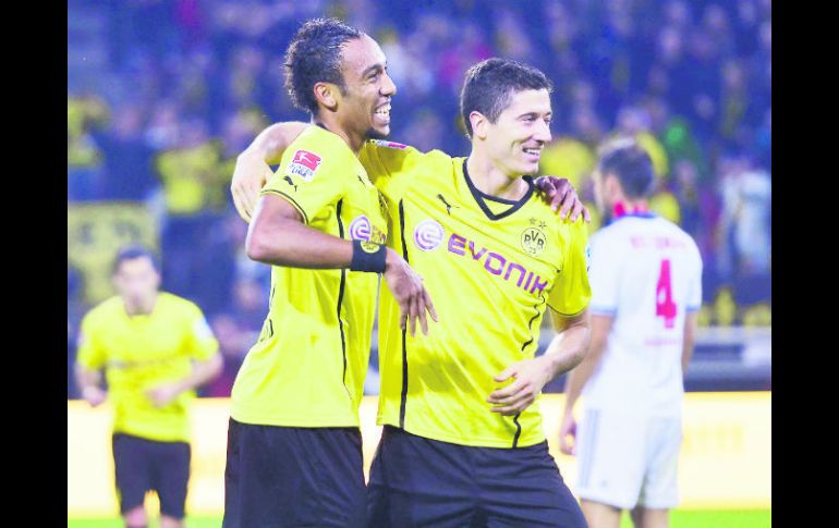 El Borussia Dortmund bombardea a los rivales con la velocidad de Pierre Emerick Aubameyang y la contundencia de Robert Lewandowski. AP /