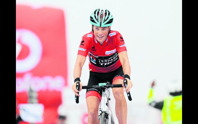 Hora de sonreír. Chris Horner cruza la línea de meta de la etapa 20 en el segundo lugar. AP /