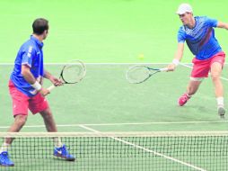 Radek Stepanek observa a su compañero Tomas Berdych regresar una pelota durante el tercer y definitivo set de la semifinal. AFP /