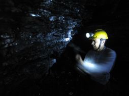 Foto de un minero en la provincia de Samangan tomada en abril 3, 2012. AFP /