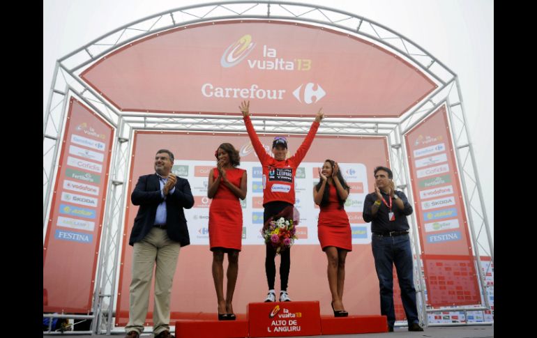 Chris Horner celebra en el podio el fin de la carrera de 142.2 km al Norte de España. AP /