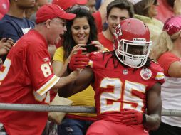Jamaal Charles (25) tuvo una recepción para anotar en la victoria de los Jefes frente a los Vaqueros. AP /