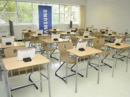 El salón cuenta con tablets en lugar de los tradicionales cuadernos. Tomada de @SamsungMexico en Twitter. ESPECIAL /