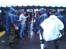Miembros de la policía se encuentran en los puntos de acceso revisando a todos los que deseen asistir al evento.  /