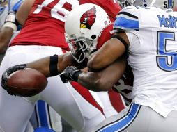 Rashard Mendenhall (C) hace el esfuerzo para lograr la anotación que le dio la victoria a los Cardenales. AP /