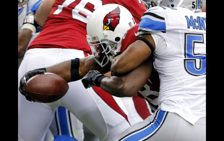 Rashard Mendenhall (C) hace el esfuerzo para lograr la anotación que le dio la victoria a los Cardenales. AP /