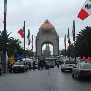 La CNTE y el SME marchan rumbo al Monumento a la Revolución