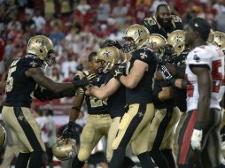 Los Santos celebran la anotación de gol de campo de Hartley que les dio una victoria más esta temporada. AP /