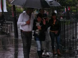 Es poca la gente que ha acudido para agarrar lugar para presenciar la ceremonia, pues la lluvia no cede.  /