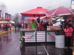 La fiesta que estaba preparada para cuando finalizara el partido se vio mermada por la lluvia.  /