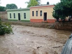 Un arroyo se desbordó en Sayula. Imagen tomada de @jddbernardino. ESPECIAL /