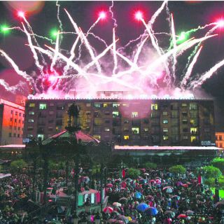 Dan el Grito bajo la lluvia y con problemas de sonido