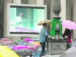 Ante fieles que lo escuchaban bajo sus paraguas, el Papa alertó del peligro que conlleva que el ser humano presuma de ser justo. AP /