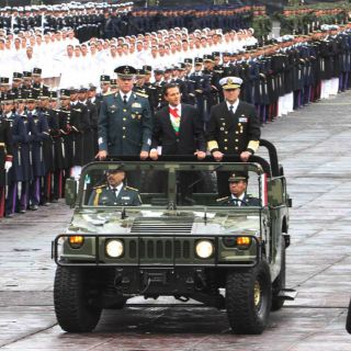 Peña Nieto inicia con desfile militar