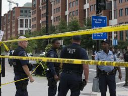 La policía capitalina establece un perímetro en la zona del tiroteo para buscar a otros posibles sospechosos. AP /
