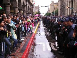 Los ciudadanos no pueden pasar de la barrera humana instalada por los uniformados del Servicio Militar Nacional y de la Policía tapatía  /