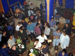 Cuando se ordena en un bar o antro, los precios deben aparecer en la carta y no debe cobrarse el servicio extra. ARCHIVO /