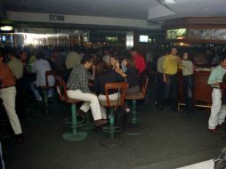 Señalan que en ciertos centros nocturnos si te ven llegar en taxi es sinónimo de pobreza y te niegan el acceso. ARCHIVO /