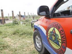 Paramédicos y bomberos acudieron a atender al joven. ARCHIVO /