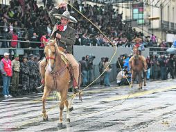 Los charros formaron parte del contingente en el desfile que se llevó a cabo ayer sobre la Avenida Alcalde-16 de Septiembre. EL INFORMADOR /
