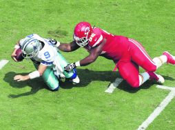 El mariscal de campo de Dallas, Tony Romo, es capturado atrás de la línea de golpeo por el tacle nariz de Kansas City, Dontari Poe. AP /
