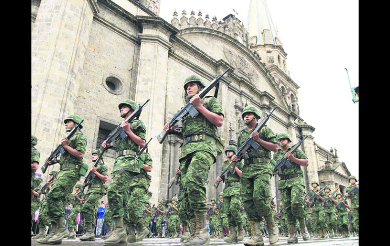 Tradición. Las fuerzas armadas participaron en el desfile cívico-militar en el Centro tapatío. NTX /