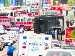 Corporaciones policiacas y de rescate acuden al complejo de edificios Washington Navy Yard, para brindar auxilio a los ciudadanos. AFP /
