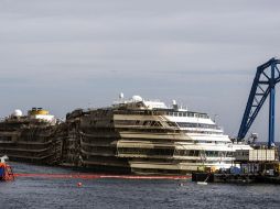 El crucero ''Costa Concordia'' permanece enderezado a la espera de continuar con las operaciones de rotación. EFE /