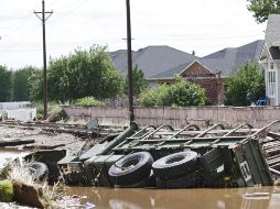 Un camión de la Guardia Nacional volcó en una zona inundada en Longmont, a un lado de las vías del tren. AFP /