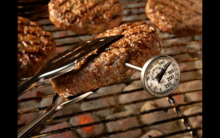 El especialista recomienda tener un termómetro entre tus utensilios de cocina. ESPECIAL /