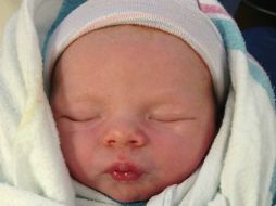 En la foto el bebé está con los ojos cerrados y trae puesto un gorrito blanco. Imagen tomada de Facebook. ESPECIAL /