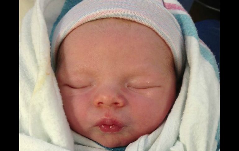 En la foto el bebé está con los ojos cerrados y trae puesto un gorrito blanco. Imagen tomada de Facebook. ESPECIAL /