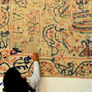 Restauran manto de arte plumario del siglo XVIII