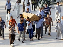 Escenas cotidianas que se viven en Iraq son los funerales de quienes mueren por ataques. ARCHIVO /