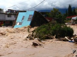 Una casa es arrastrada por la corriente generada por las inundaciones registradas en Guerrero. SUN /
